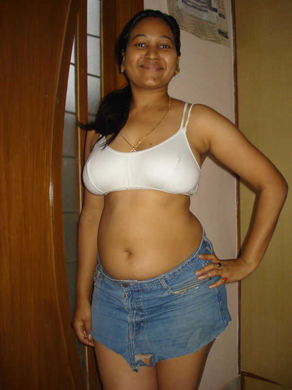 Indian busty housewife's skimpy panties peek out during shopping spree - 