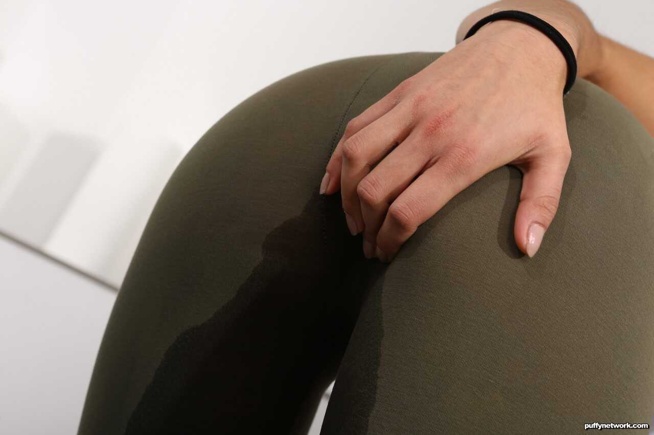 Amanda Estela's Solo Pee Play Licking up her Own Urine after Masturbating in Yoga Pants - Amanda Estela