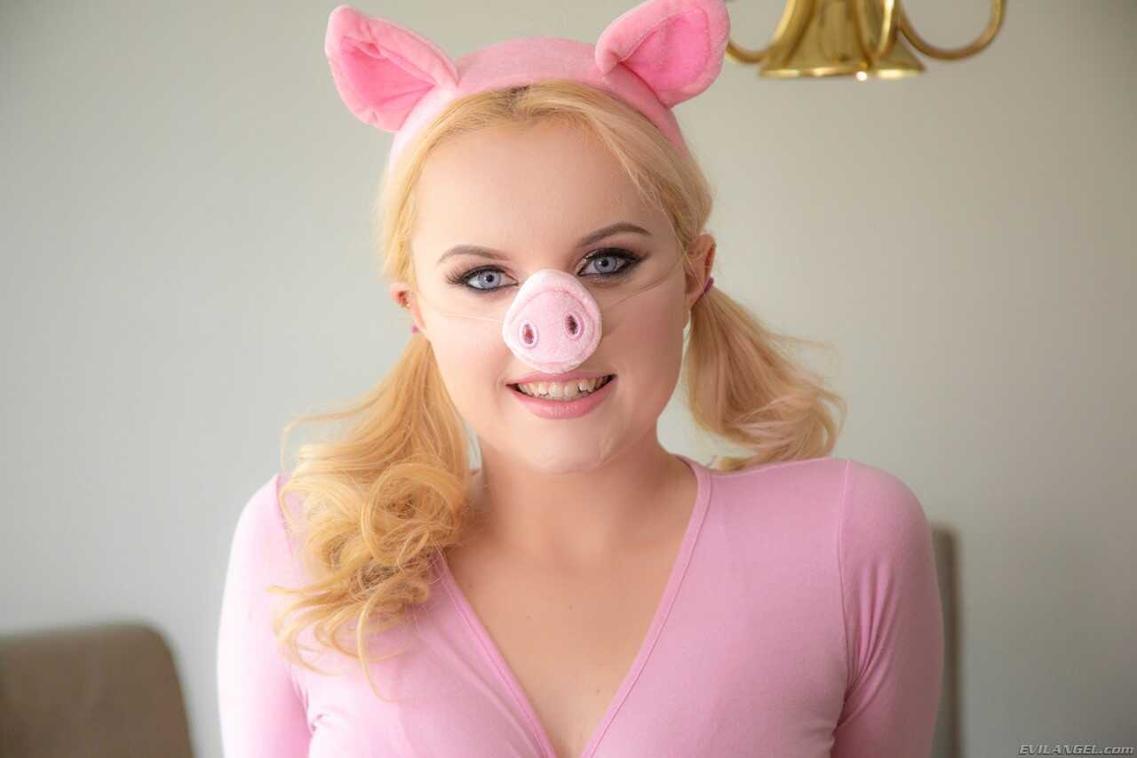 Miss Piggy gets pounded by River Fox in her sexy cosplay outfit