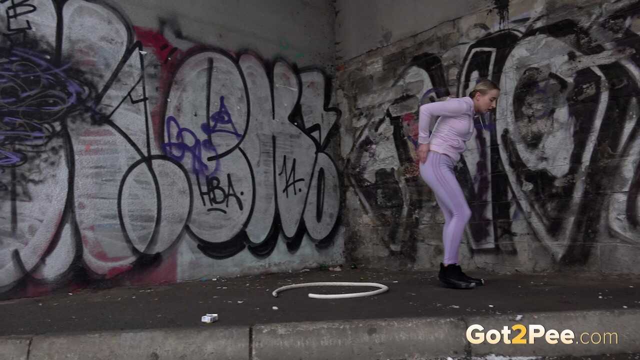 Winter Wet Dream: Gianna Ray's Caucasian Crotch Goes Wild on Public Pissing Adventure - Gianna Ray