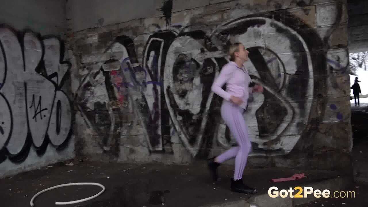 Winter Wet Dream: Gianna Ray's Caucasian Crotch Goes Wild on Public Pissing Adventure - Gianna Ray