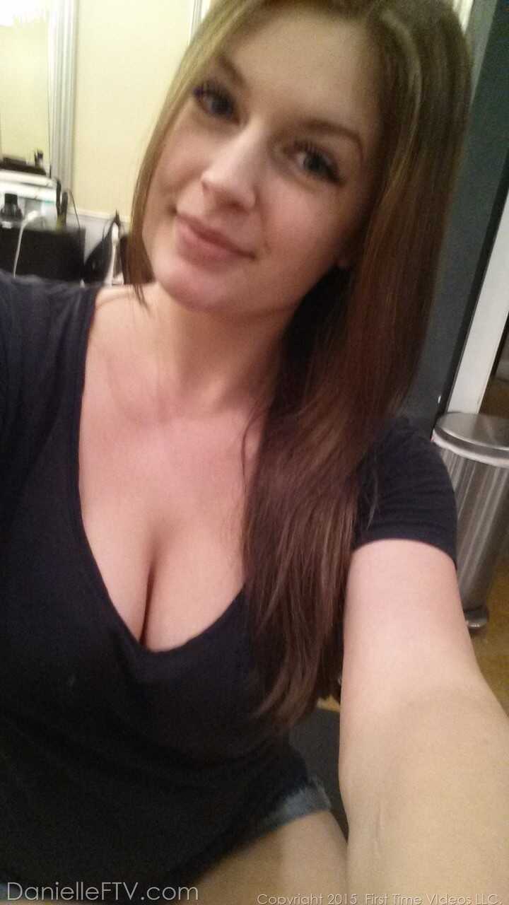 Danielle's House of Selfies Plump Amateur with Huge Boobs Shows off Her Curvy Body - Danielle