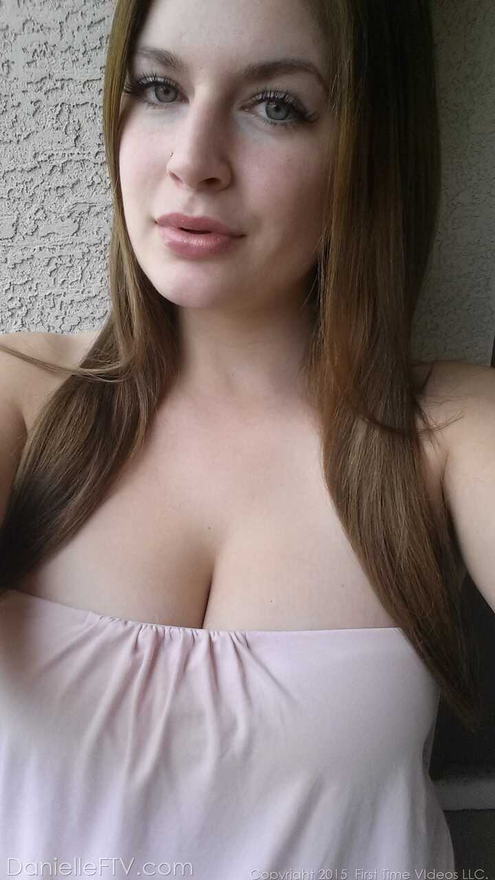 Danielle's House of Selfies Plump Amateur with Huge Boobs Shows off Her Curvy Body - Danielle