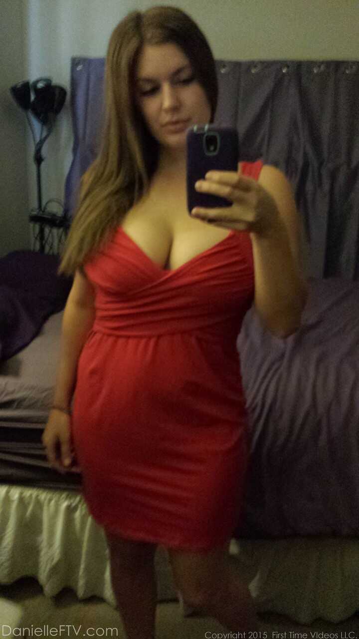 Danielle's House of Selfies Plump Amateur with Huge Boobs Shows off Her Curvy Body - Danielle