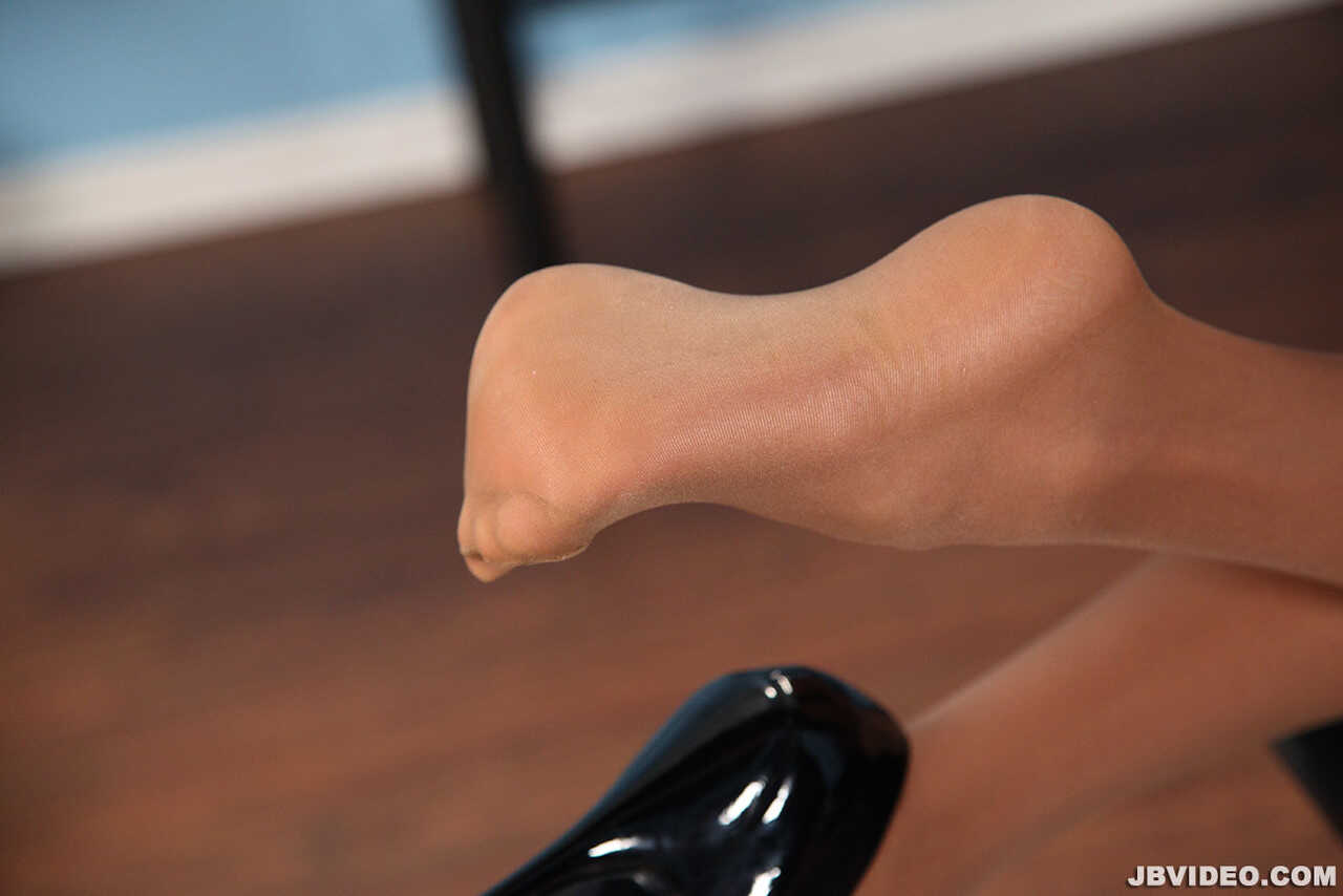 Office Affair: Ariella Ferrera's Busty Secretary Rubs Her Pussy Thru Tan Pantyhose - Ariella Ferrera