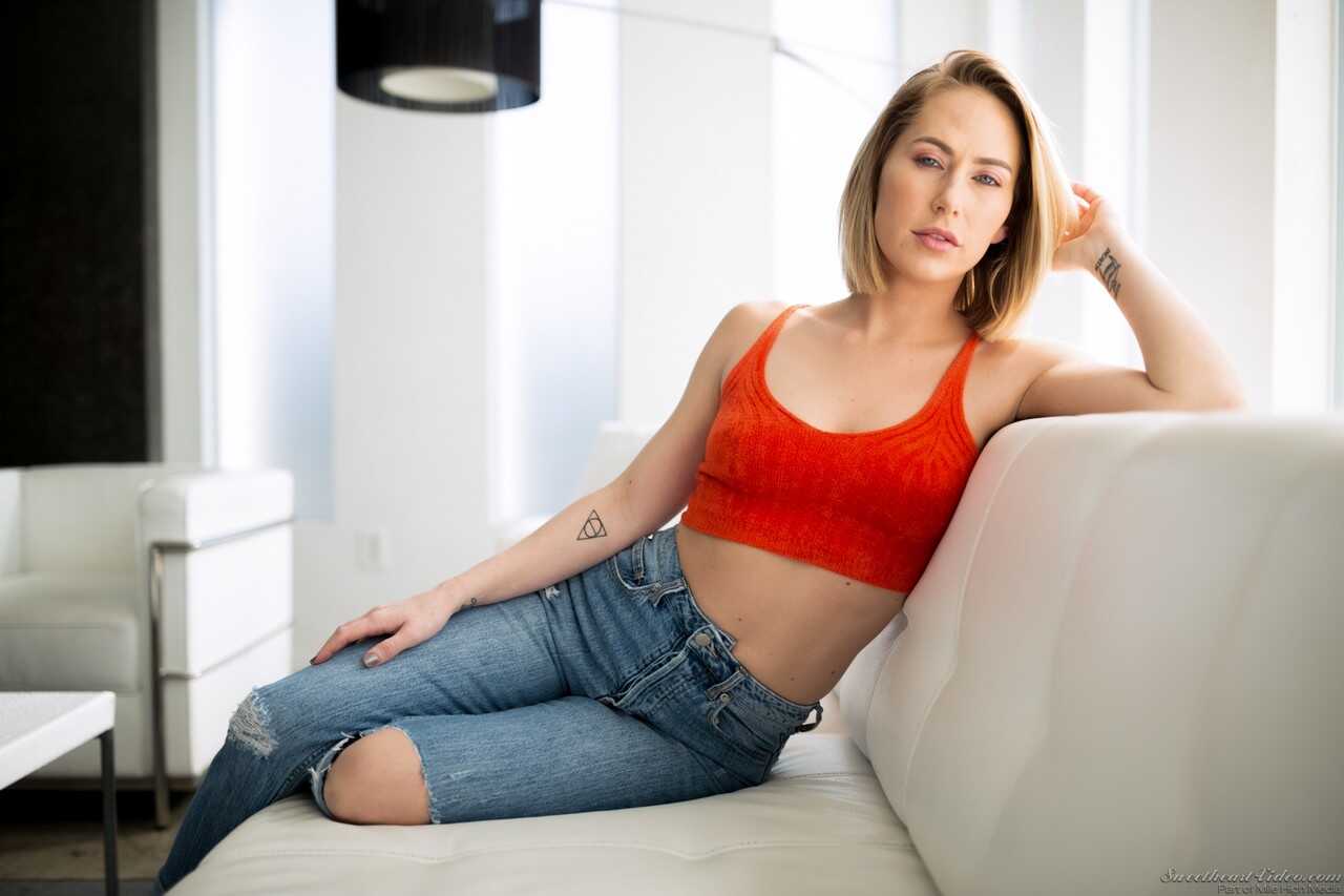 Carter Cruise's Naughty Neighbor: Blonde Teen Sophia Lux Stands Naked in Socks and Runners During Solo Action - Carte...