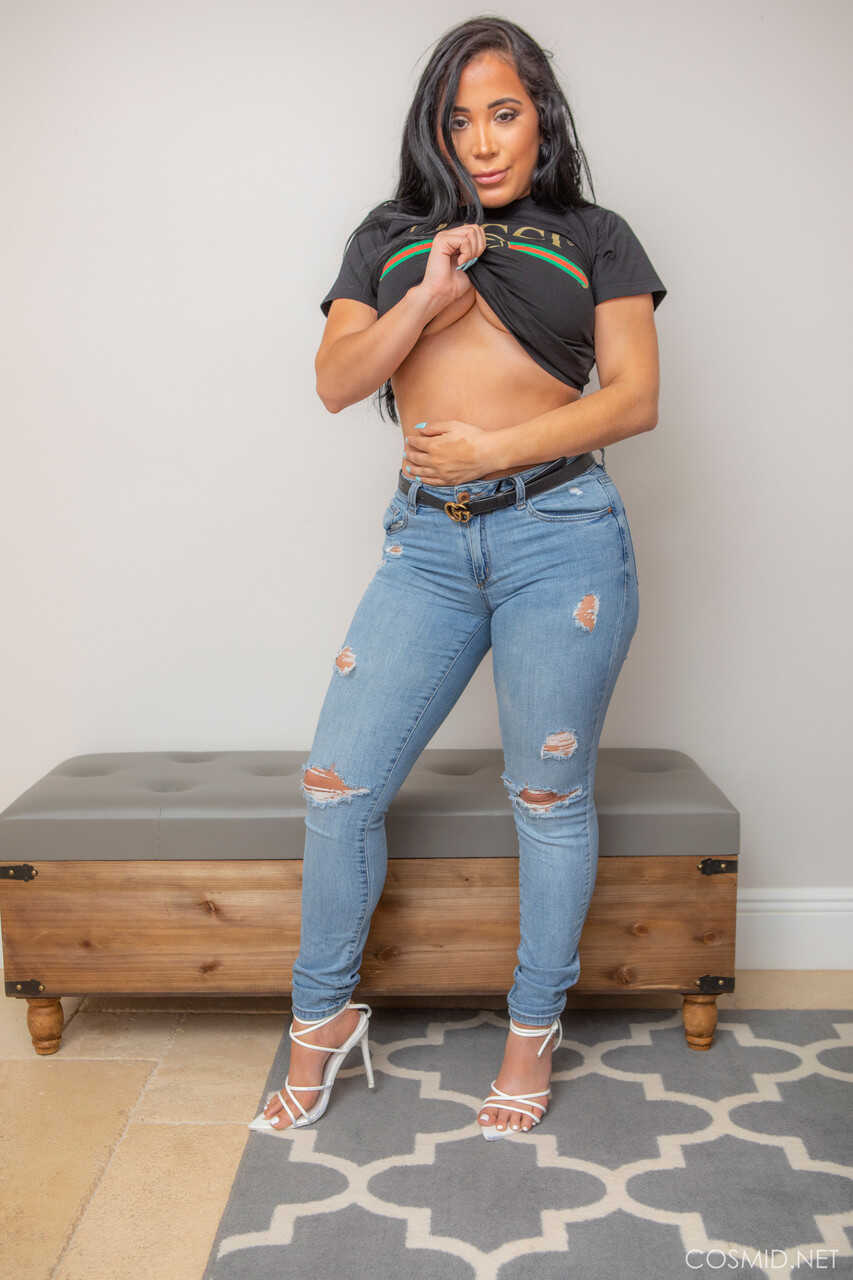 Latina Ass Worship: Juliana Cruz's Ripped Jeans Seduction