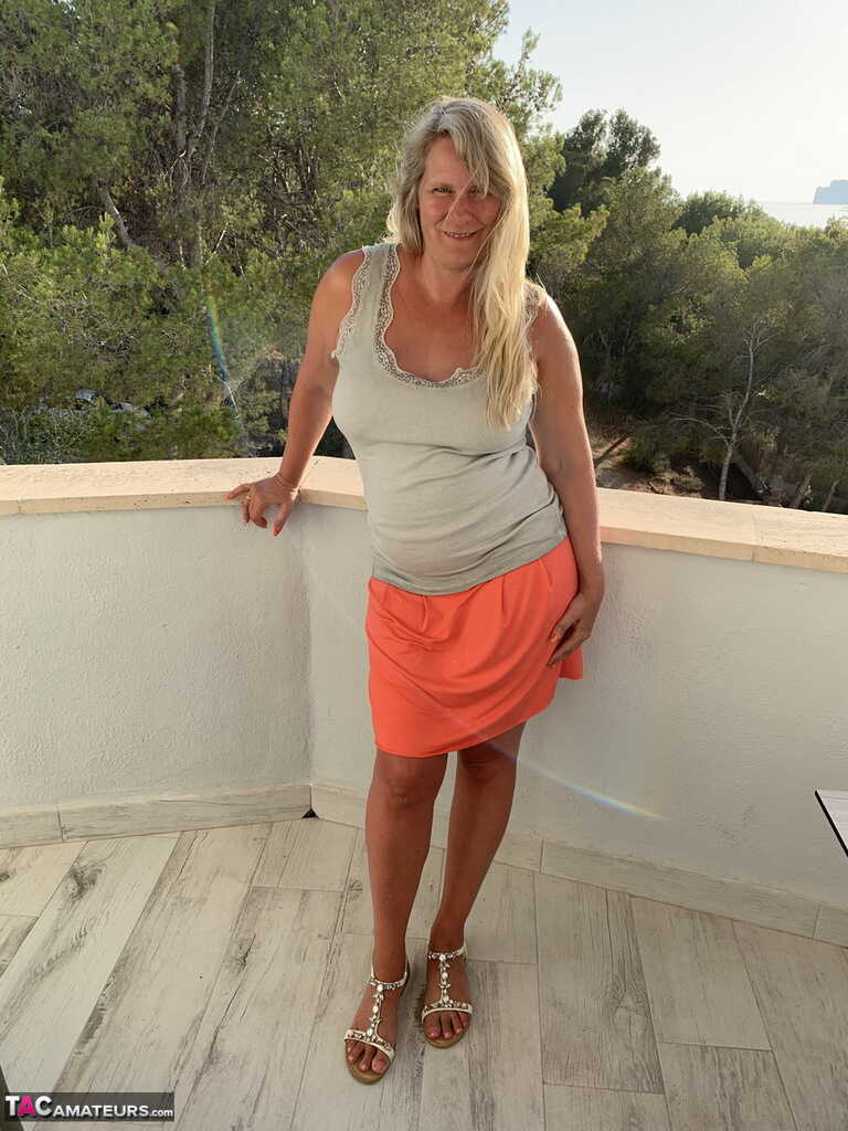 Mature Sweet Susi's Tidied Pussy Tweenies as She Toys Her Twat - Sweet Susi