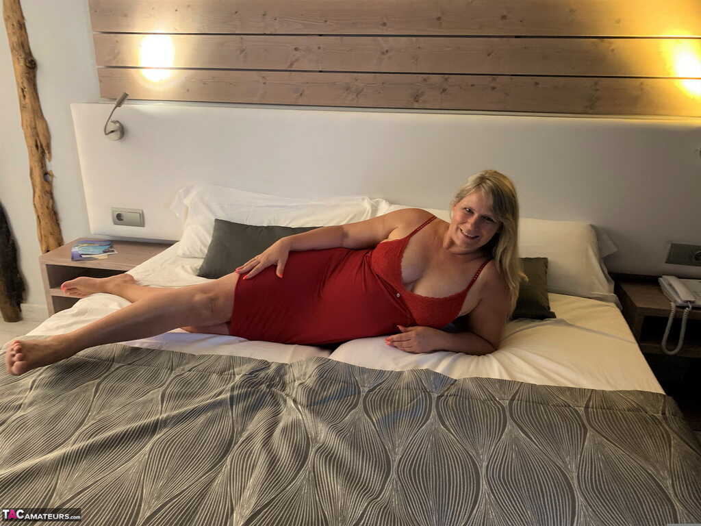 Mature Sweet Susi's Tidied Pussy Tweenies as She Toys Her Twat - Sweet Susi