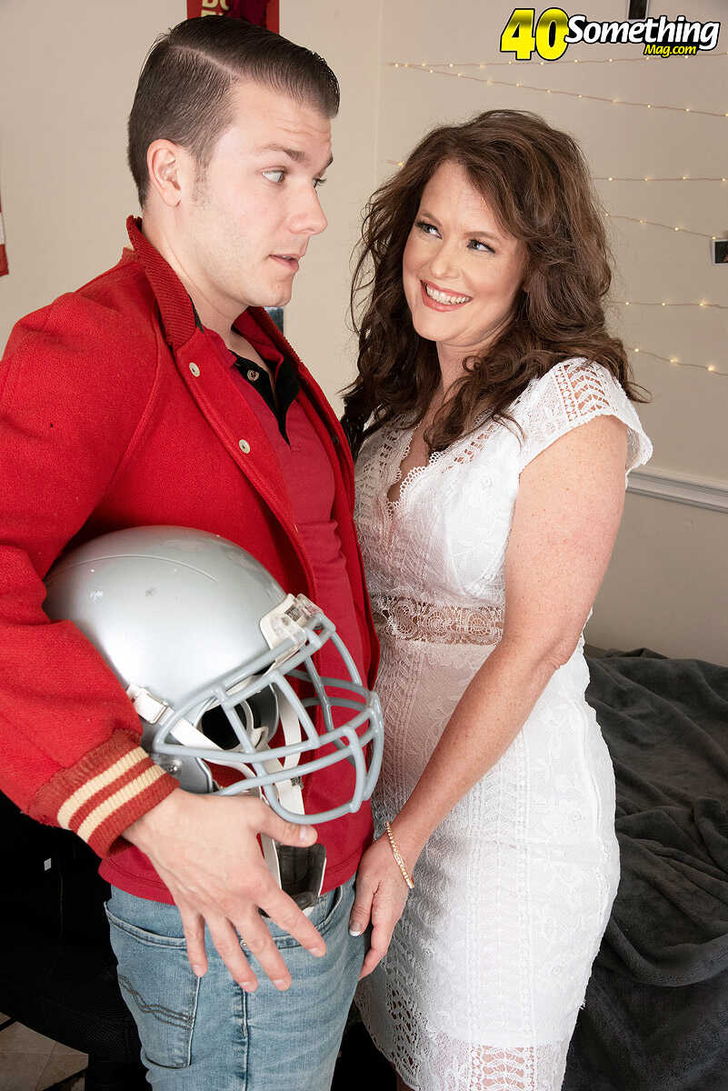 Curvy Middle-aged Mom Rose Mastos Dominates a College Football Player in a Night of PAWG Thickness - Rose Mastos