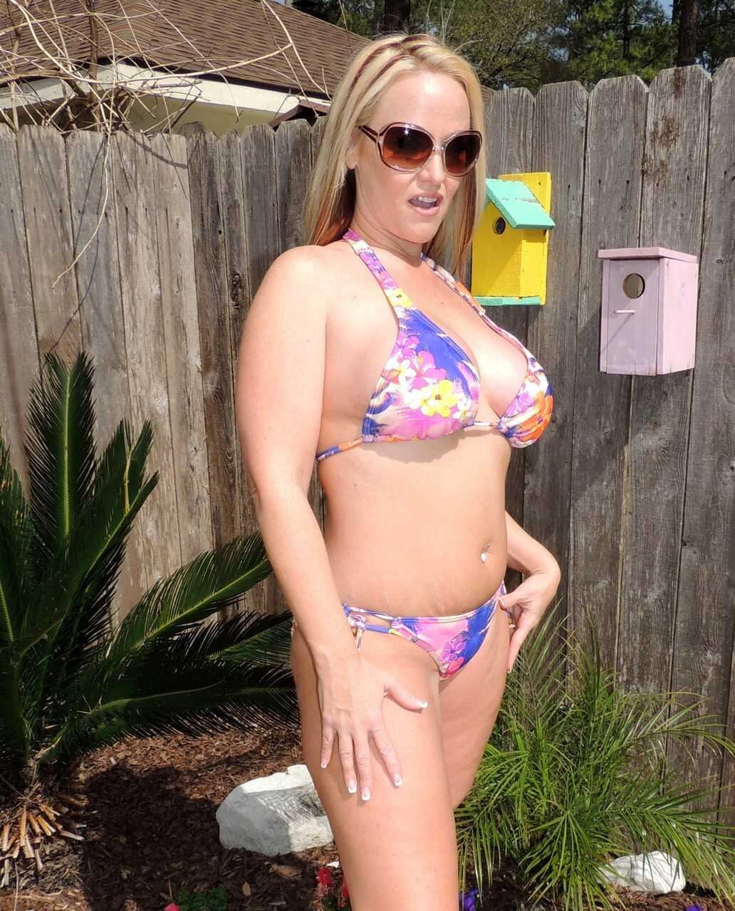 Amateur Model Dee Siren Shows Off Her Mature Curves in a Skimpy Bikini! - Dee Siren