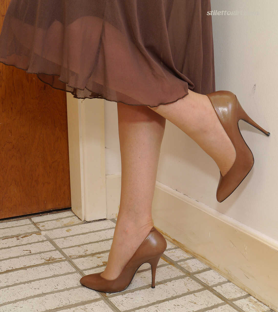 Llaria's Mature Stocking Tease: A Blonde Bombshell's Legs in Heels and Skirt - Llaria