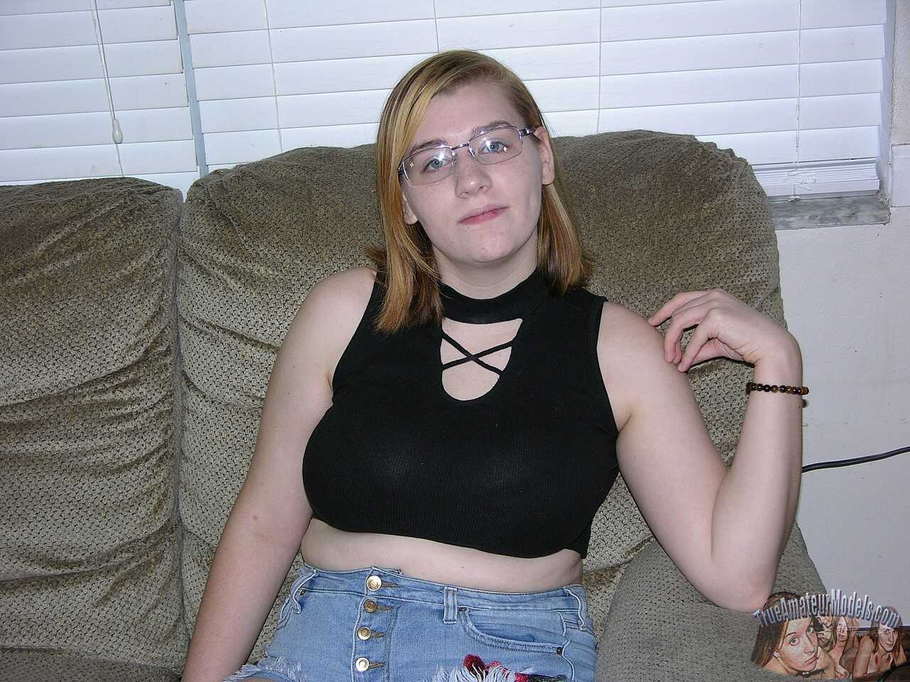 Chubby amateur Rosa slides jeans over her bare ass and slit as she gets naked - Rosa