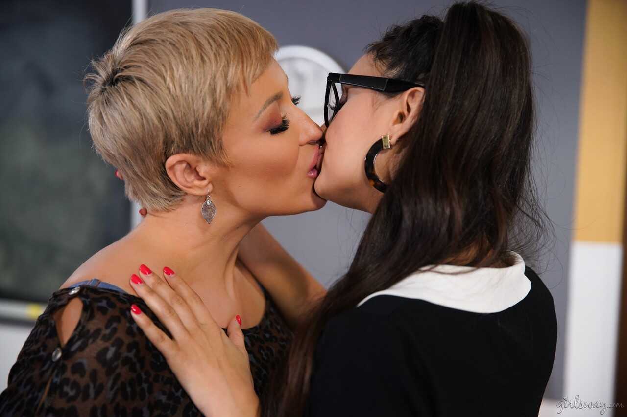 Glasses-wearing Eliza gets a lesbian teacher lesson from Ryan's big tits - Eliza Ibarra, Ryan Keely
