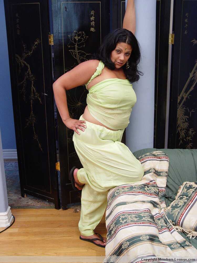 Curvaceous Desi Bombshell Unleashes her Voluptuous Body for your Viewing Pleasure - 