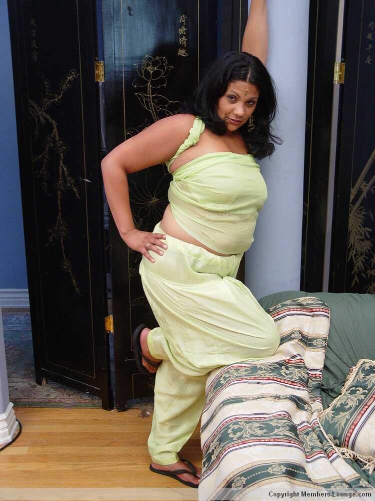 Curvaceous Desi Bombshell Unleashes her Voluptuous Body for your Viewing Pleasure - 