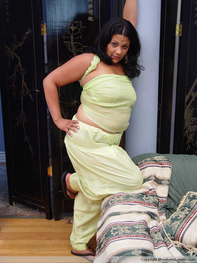 Curvaceous Desi Bombshell Unleashes her Voluptuous Body for your Viewing Pleasure - 
