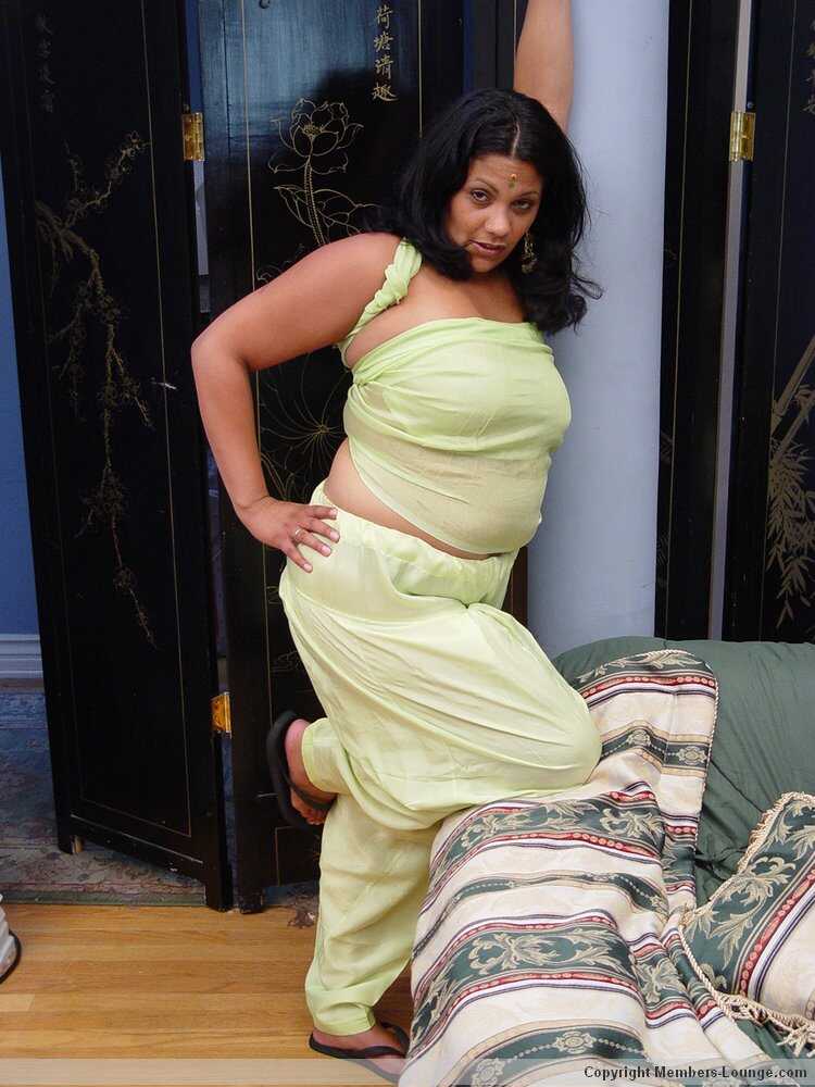 Curvaceous Desi Bombshell Unleashes her Voluptuous Body for your Viewing Pleasure - 