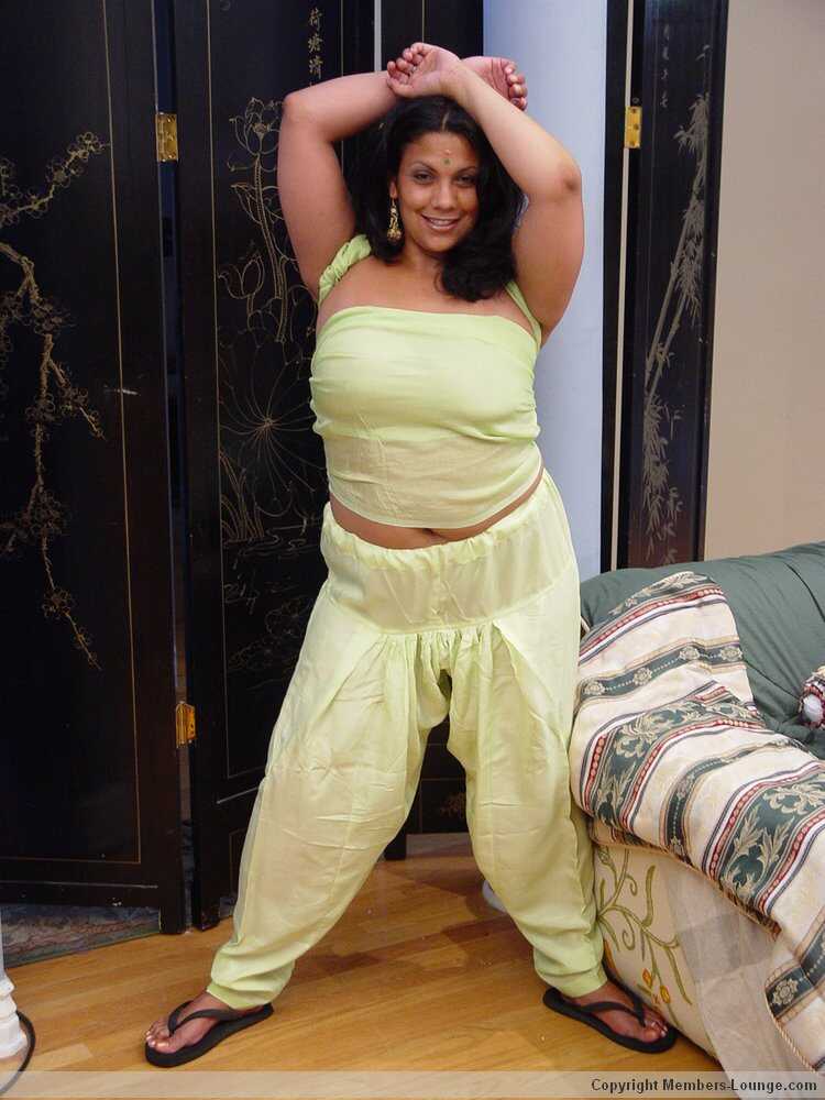 Curvaceous Desi Bombshell Unleashes her Voluptuous Body for your Viewing Pleasure - 