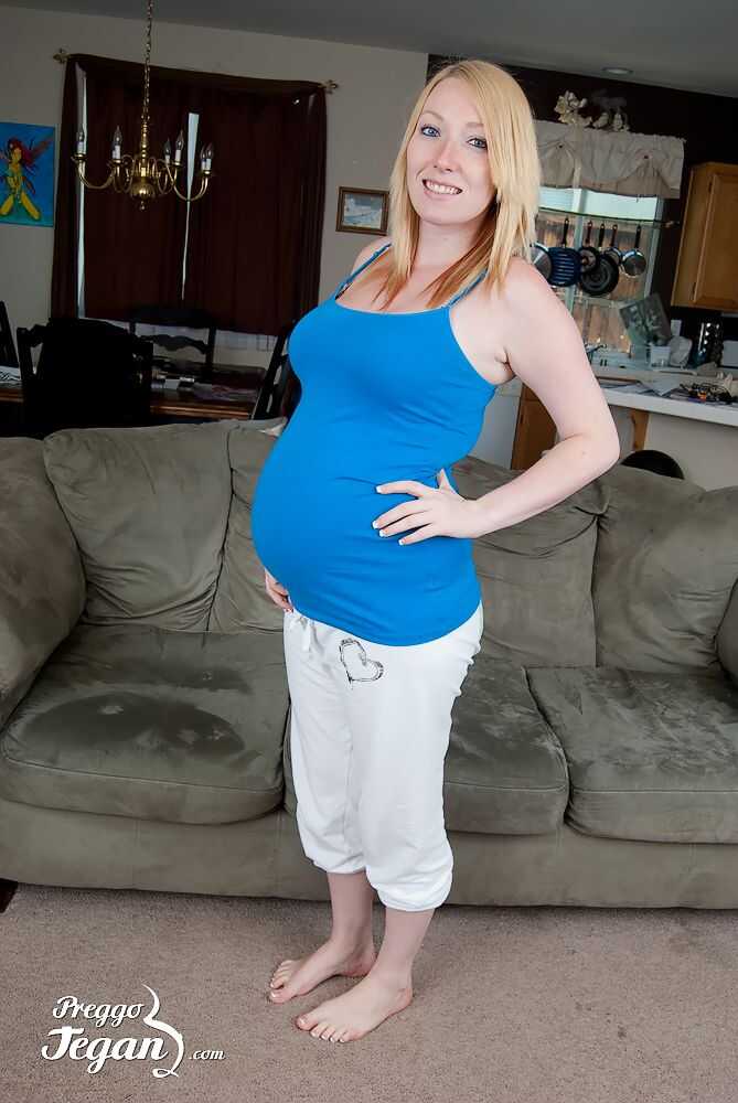 Big Bellied Blonde Bombshell: Swollen Pregnancy Nude Shoot