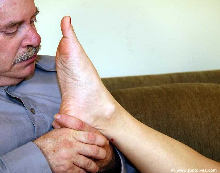 The Dominant Goddess and Her Submissive Sniffer: A Dark-Haired Beauty's Feet Being Worshipped by an Elderly Man - 