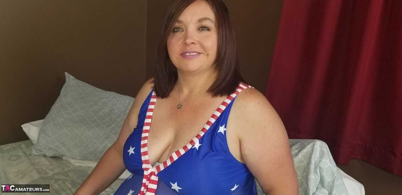 Amateur BBW Sexy NE BBW works her big ass and snatch free of lingerie - Sexy NE BBW