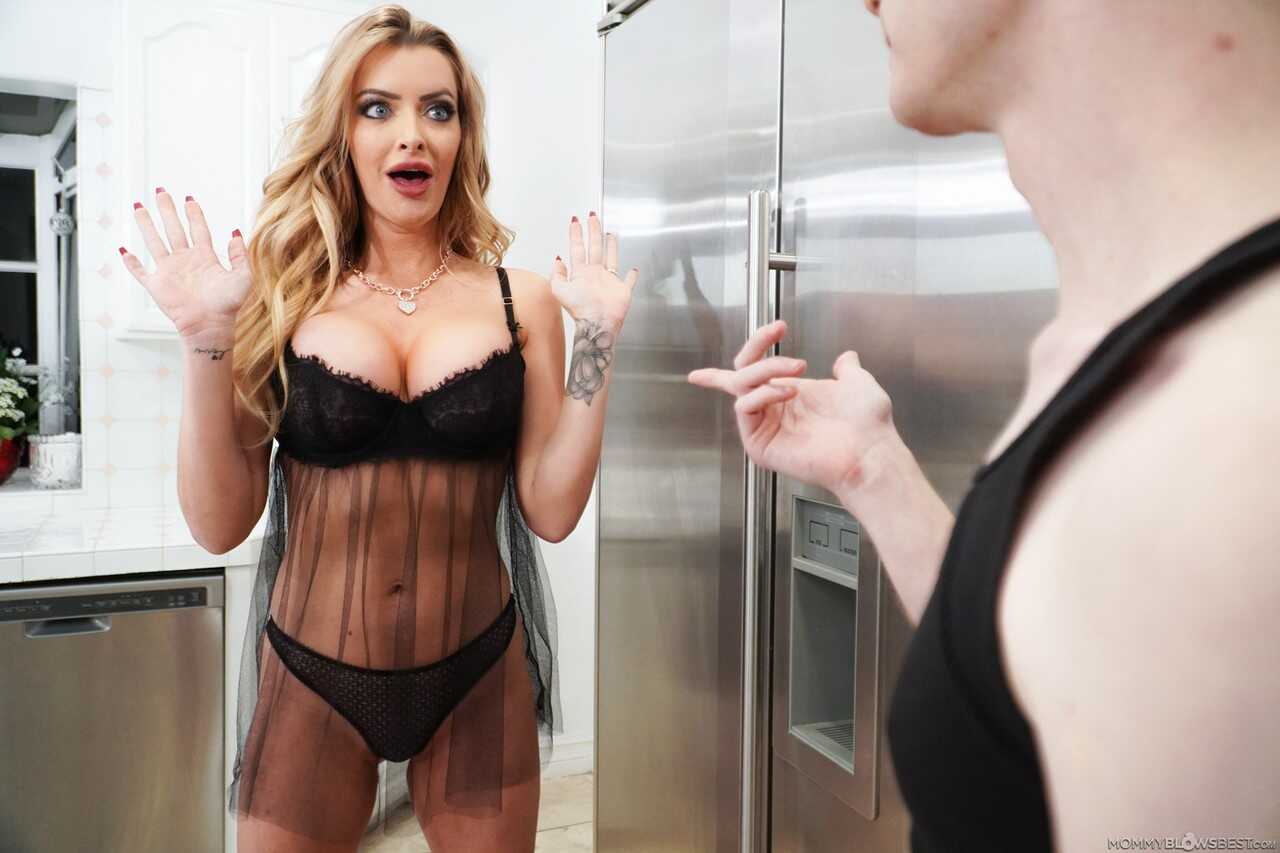 Sexy cougar Linzee Ryder takes control of Alex Jett’s big dick in sexy lingerie