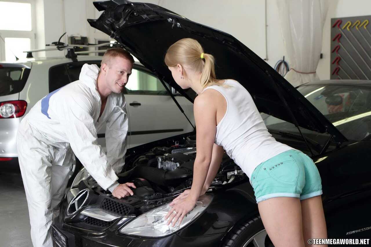 Blonde Violette Pink Cums in an Auto Garage while Getting Detailed by a Skinny Auto Detailer 