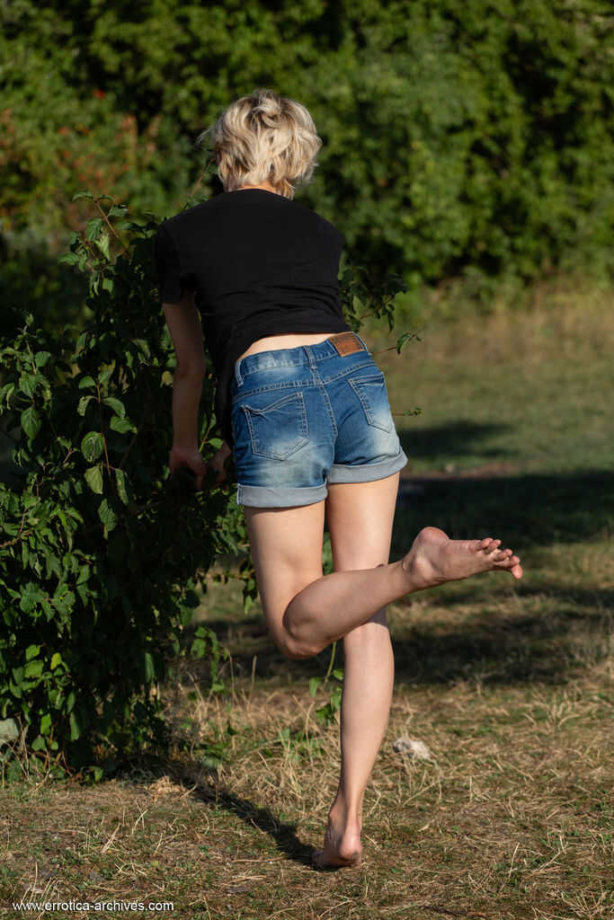 Skinny blonde Azshara strips naked and fucks a mature tree in front of her cute face with her tight ass and small tits. - ...