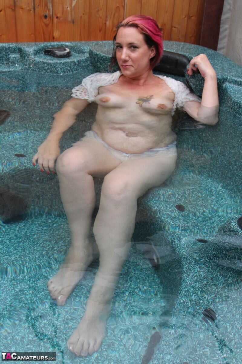 Mature Plumper Sara Banks Strips Down In A Steamy Hot Tub!