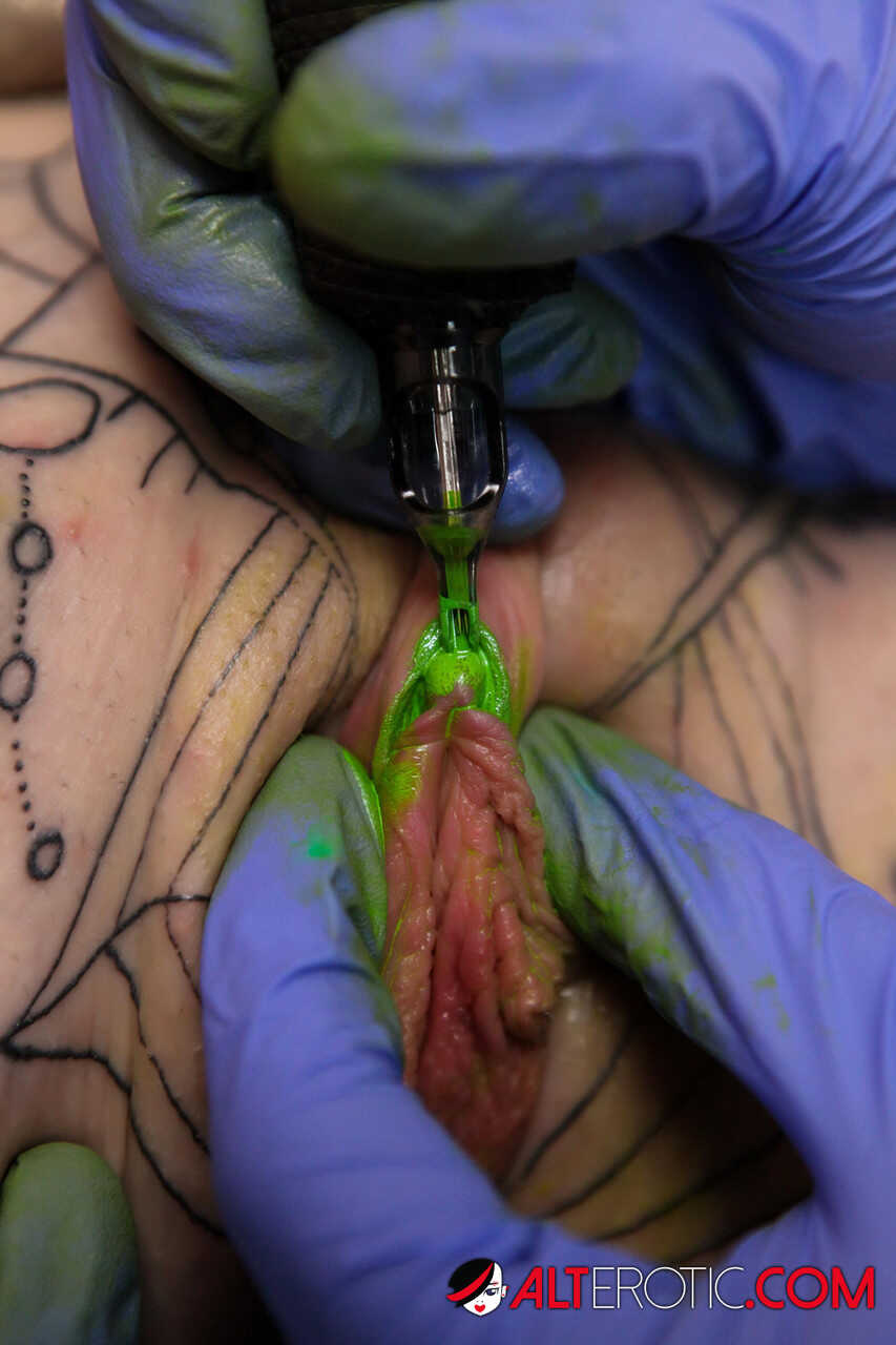 Blonde Inked Vagina: Sully Savage's Tattoo Artist Blows for Free Work on her Red-Headed Pussy - Sully Savage, Duke Da...