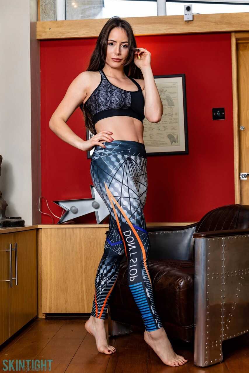 UK model Laura Hollyman unleashes her tight tits after taking off her yoga pants! - Laura Hollyman