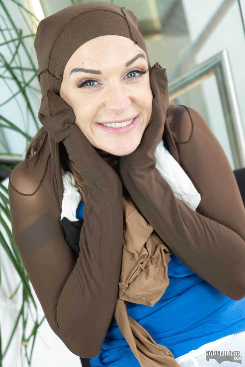Naughty Vinna Reed Teases You with Her Sexy Pantyhose Encased Breast and Nude Body! - Vinna Reed