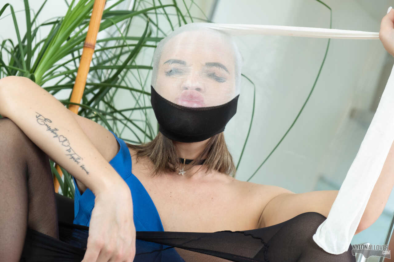 Naughty Vinna Reed Teases You with Her Sexy Pantyhose Encased Breast and Nude Body! - Vinna Reed