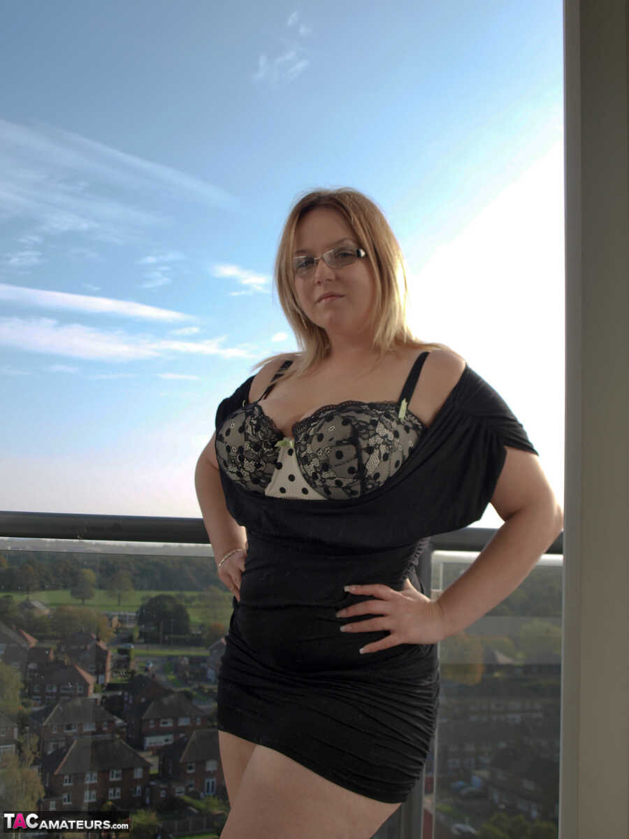 Sindy's Seduction: The Overweight Amateur Gets Black-Dressed and Fully Naked - Sindy Bust
