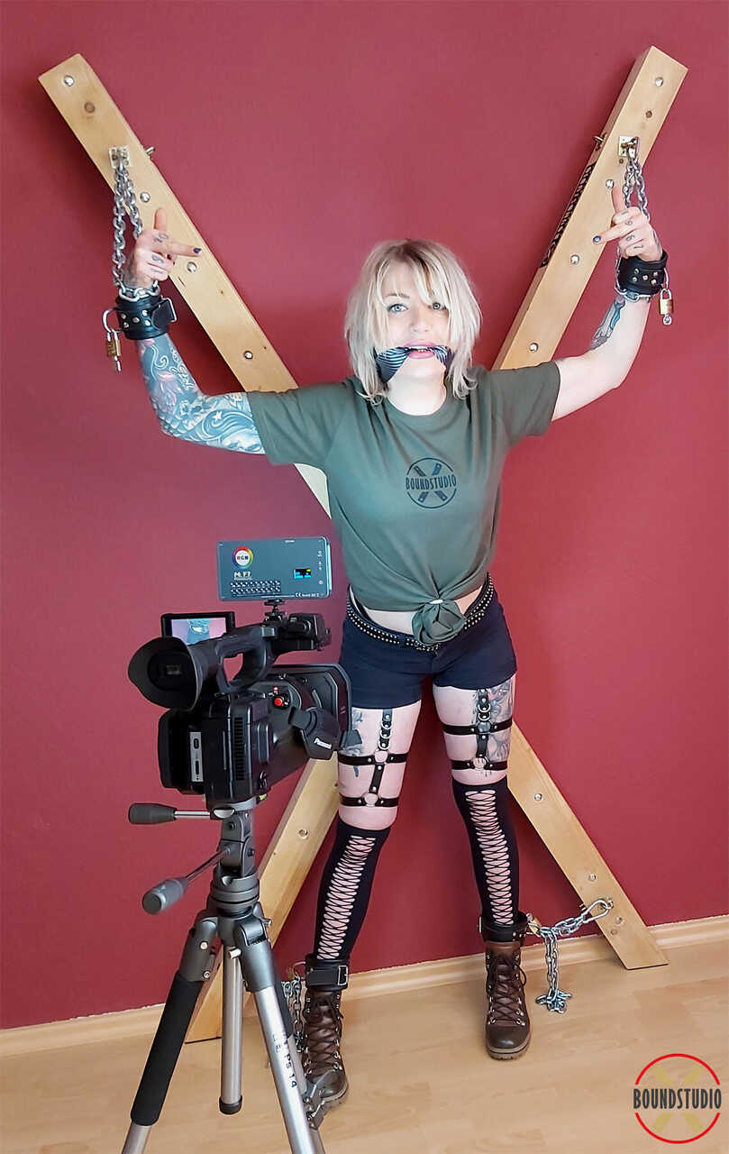 Bound Ink Blonde Roxxxi Manson Fights for Freedom