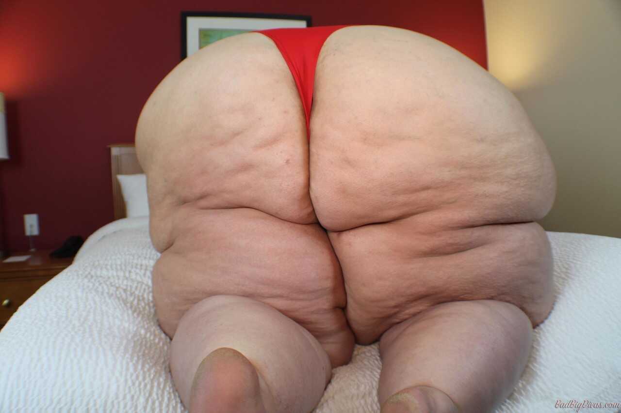SSBBW Queen Nora Unleashes Her Mighty Ass and Belly Roll from a Bikini - Queen Nora