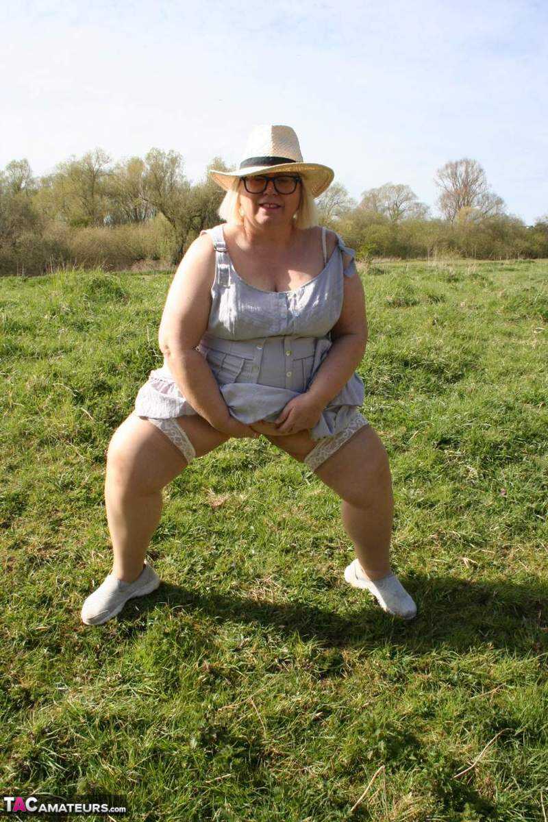 Blonde Lexie Cummings, the Obese UK Mistress in Hosiery, Takes Control of her Mature Fat Ass on a Field! - Lexie Cummings