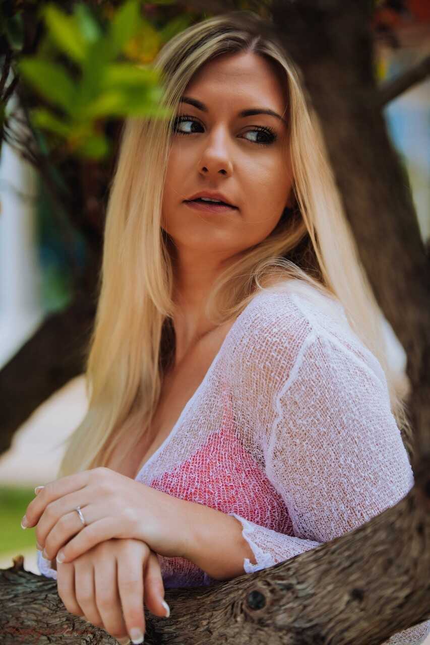 Elle Hunter's Dirty Thrills Under the Tree: Naughty Blonde Strips Down for the Cameras! - Elle Hunter