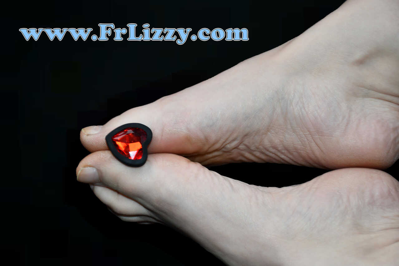 Chubby Caucasian Amateur Lizzy Displays Her Bare Feet and Shaved Vagina with a Thick Dildo - 