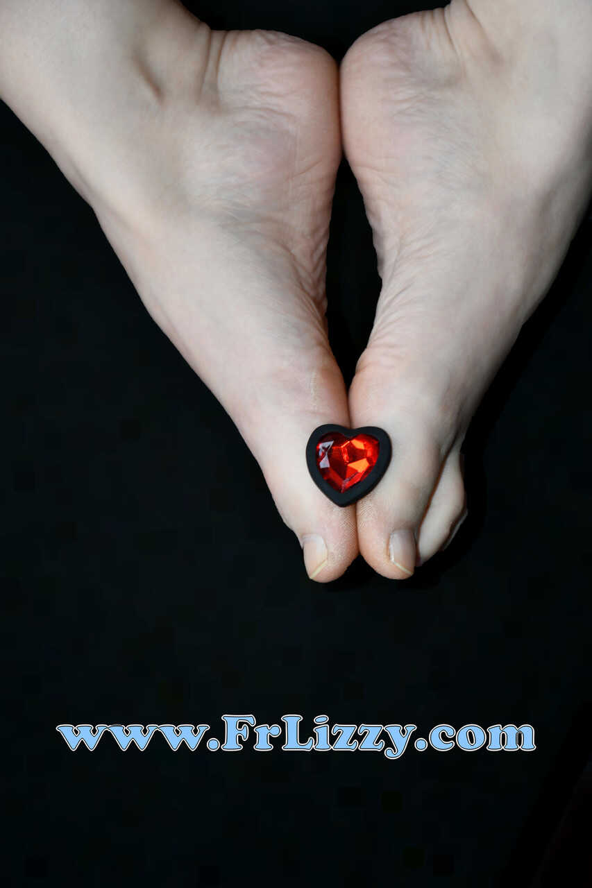 Chubby Caucasian Amateur Lizzy Displays Her Bare Feet and Shaved Vagina with a Thick Dildo - 