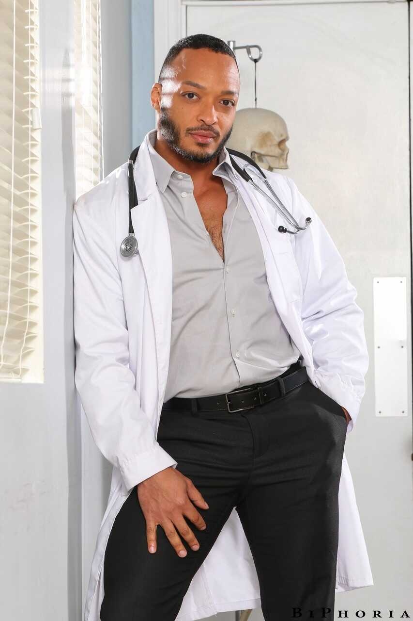 Blonde Zoe Sparx Gets Fucked by a Doctor and His Patient A Threesome of Bisexual Pleasures - Zoe Sparx, Dante Colle, Dillo...