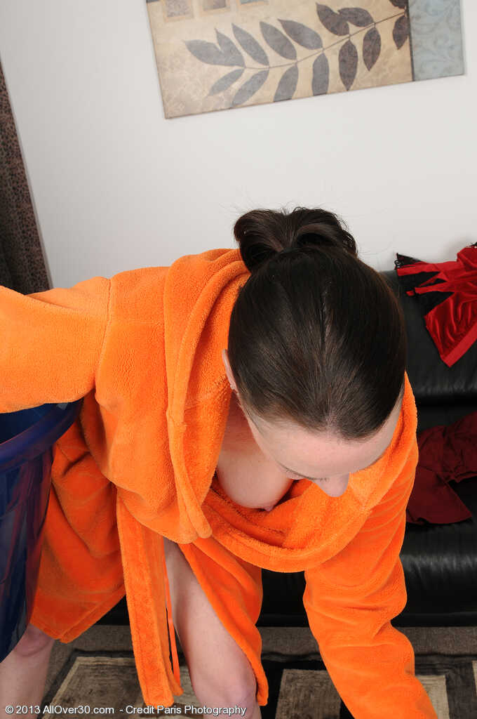 30 plus female Veronica Snow pets her trimmed bush while doing her laundry - Veronica Snow