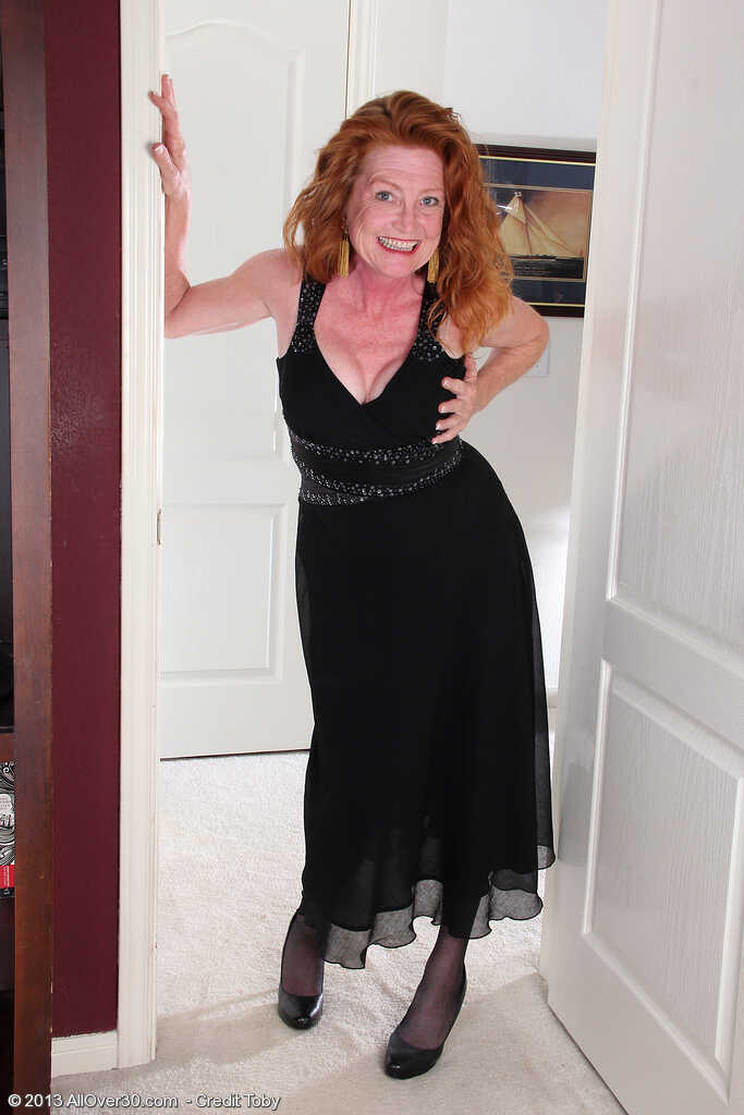 Red-Hot Redhead Tami Estelle Strips Down to Her Stockings and Exposes her Bald Vajayjay for the Camera - Tami Estelle