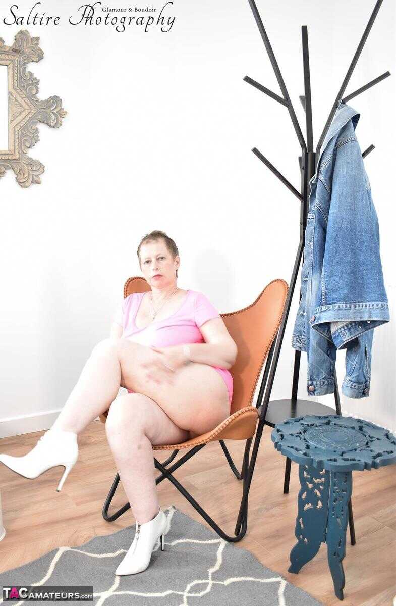Plump Posh Sophia Plays With Her Pussy While Shopping In An Upskirt Moment - Posh Sophia