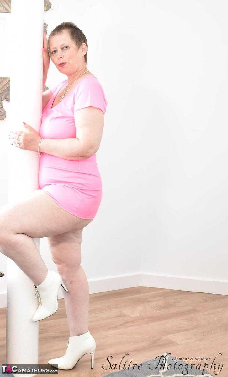 Plump Posh Sophia Plays With Her Pussy While Shopping In An Upskirt Moment - Posh Sophia