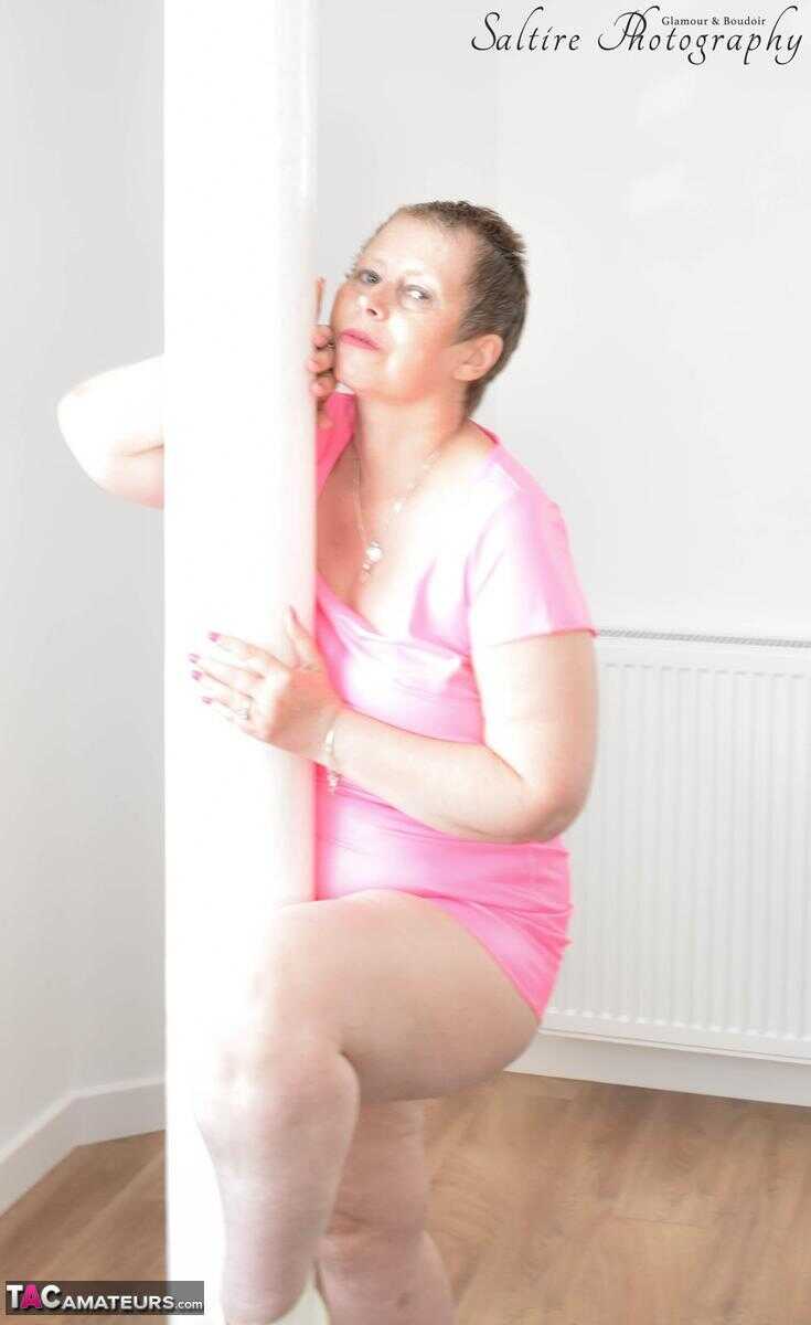 Plump Posh Sophia Plays With Her Pussy While Shopping In An Upskirt Moment - Posh Sophia