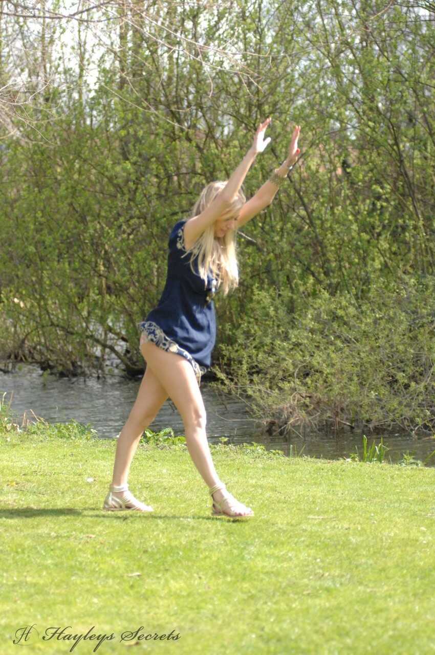 British natural amateur Hayley Marie Coppin spreads her legs in the park for a public flashing