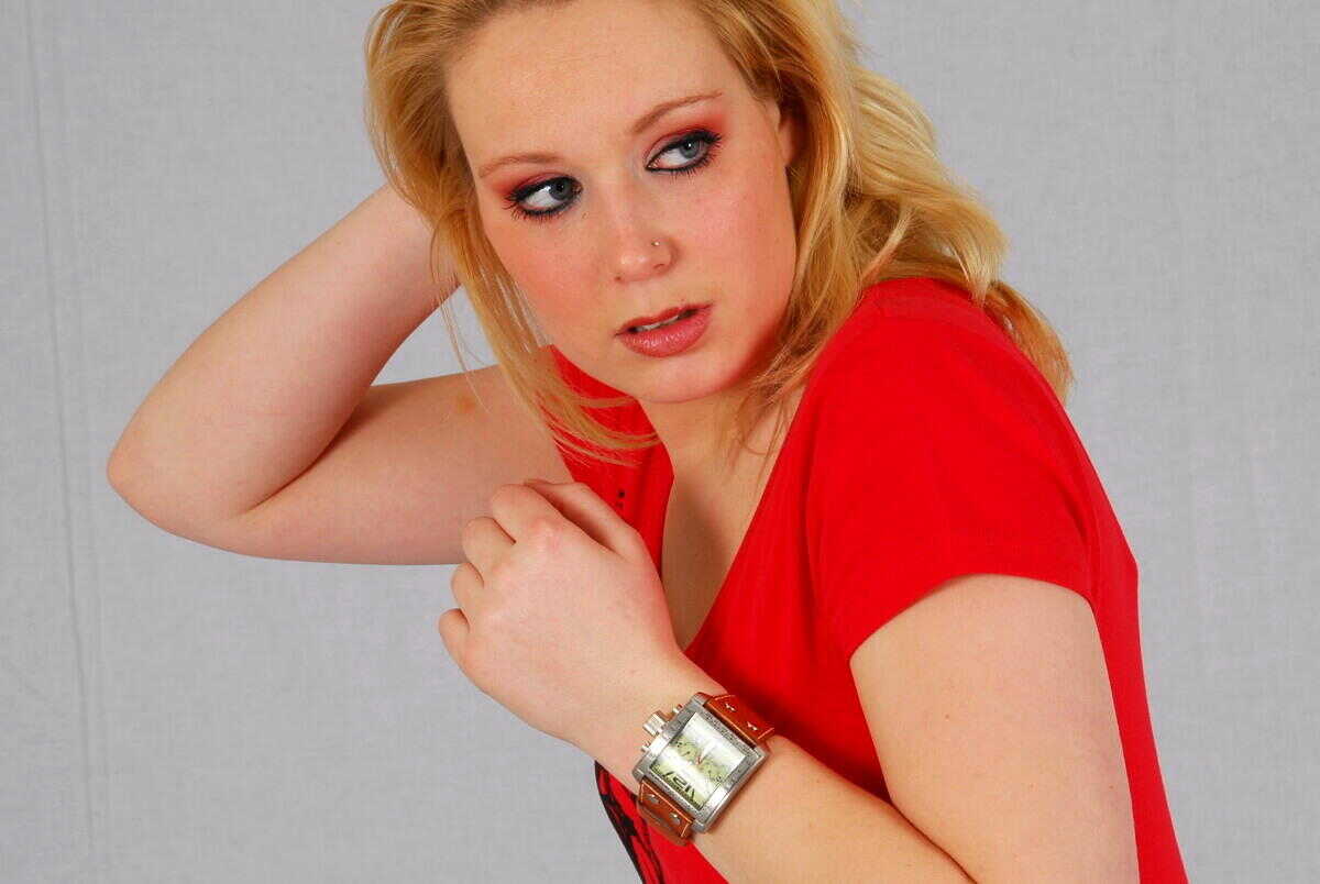 Sanne's Red Hot Strawberry Watch Show