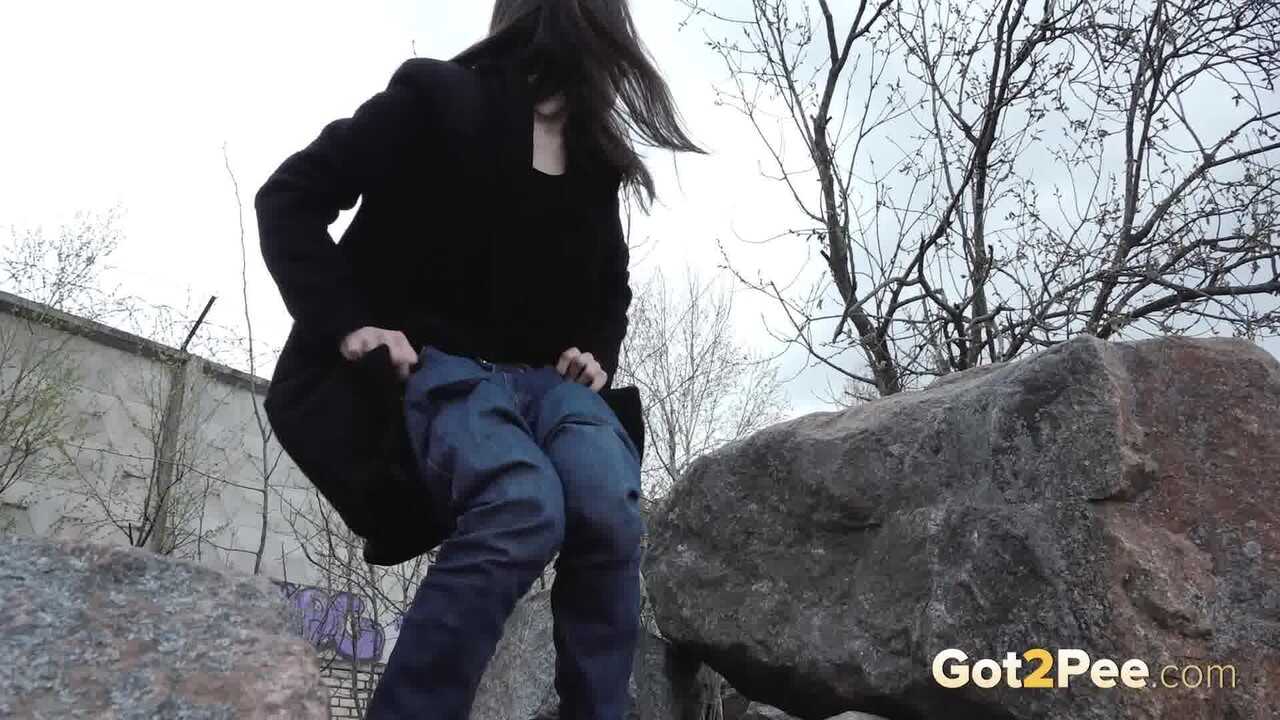 Brunette chick Lara Fox pulls down her jeans to take a piss upon boulders - Lara Fox